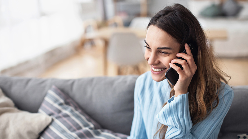 mujer hablando por telefono - permanencias en contratos telefonia - Movistar